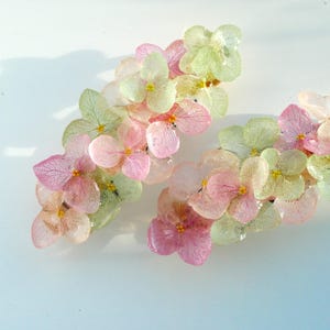 ドライアジサイの花のヘアバレッタ、本物の花の樹脂製ヘアクリップ、本物の花の樹脂製ヘアクリップ、押し花のアジサイのヘアピース、ブライダルバレッタ