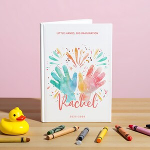 Portafolio infantil personalizado con portada de acuarela / Libro de arte con huellas de manos para niños / Regalo único para los recuerdos de 2025-2026