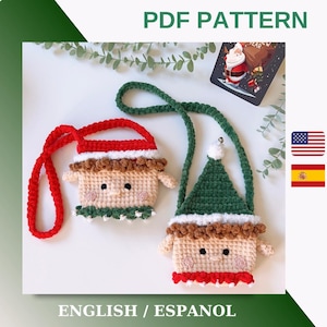 Puede incluir: Dos bolsos de ganchillo en forma de elfo con detalles rojos y verdes. Los bolsos tienen una correa y están hechos con un hilo suave. Los bolsos están sobre un fondo blanco con follaje verde.