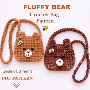 Puede incluir: Dos bolsos de crochet con forma de oso marrón, cada uno con una correa larga. Los bolsos tienen ojos negros, hocico blanco y pequeñas aplicaciones de abeja. El texto "FLUFFY BEAR Crochet Bag Pattern" es visible.