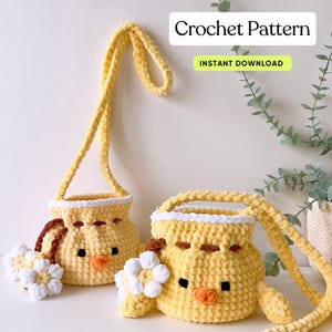 Puede incluir: Dos bolsos amarillos de ganchillo con forma de pollito, ribetes blancos y correas largas. Cada bolso tiene un pico naranja, ojos negros y una flor blanca. El texto "Crochet Pattern" y "Instant Download" es visible.