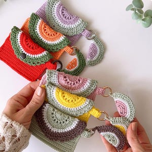 Puede incluir: Cuatro llaveros de ganchillo con forma de sand&iacute;a con diferentes combinaciones de colores. Cada llavero tiene un peque&ntilde;o lazo para sujetar las llaves. Los llaveros est&aacute;n hechos con una variedad de colores, incluyendo rojo, naranja, amarillo, verde, morado y marr&oacute;n.