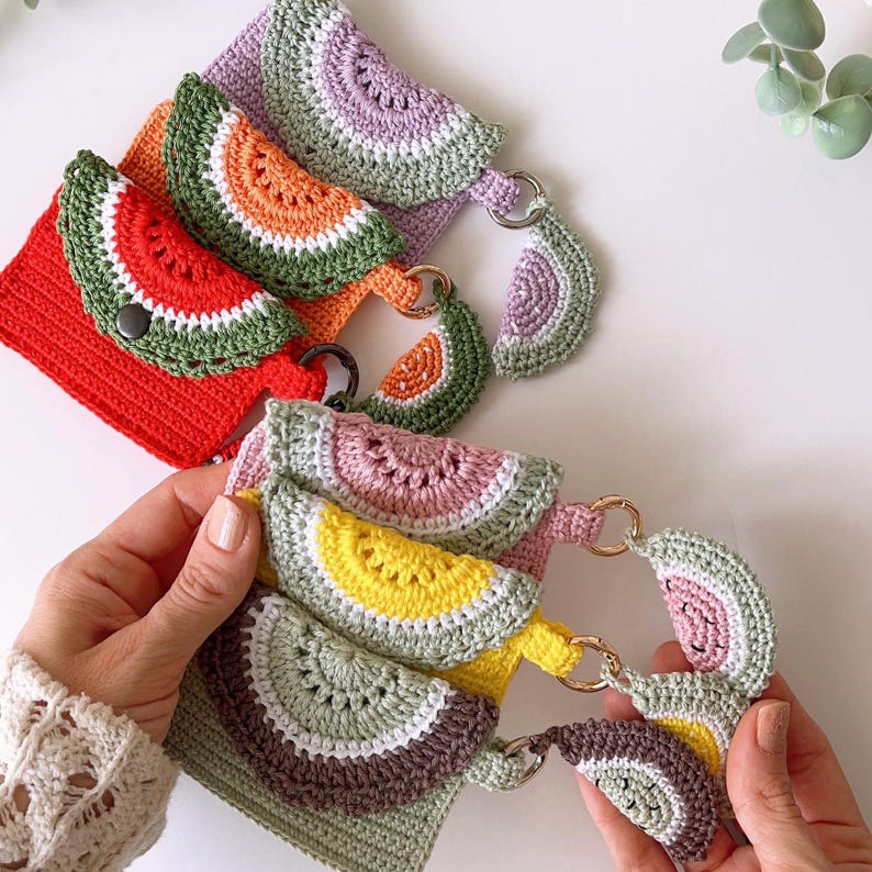 Puede incluir: Cuatro llaveros de ganchillo con forma de sand&iacute;a con diferentes combinaciones de colores. Cada llavero tiene un peque&ntilde;o lazo para sujetar las llaves. Los llaveros est&aacute;n hechos con una variedad de colores, incluyendo rojo, naranja, amarillo, verde, morado y marr&oacute;n.