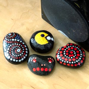 Juego de piedras de río pintadas a mano: diseños de Pac-Man y remolinos. Juego de 4.