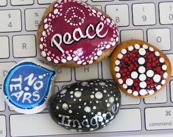 Piedras de río pintadas a mano con palabras ingeniosas. Juego de 4.