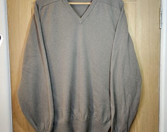 Vintage Lyle & Scott Pure Wool Sweater Scotland  Lambswool Embroidered Logo V-Ne