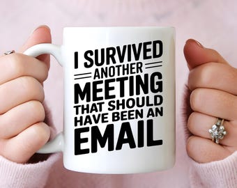 Caneca de trabalho engraçada: Presente de "Eu sobrevivi a outra reunião" (11oz 15oz)