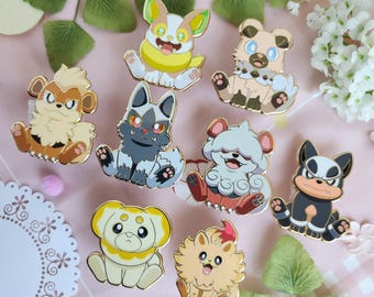 Puede incluir: Una colección de ocho pines de esmalte con personajes de perros de dibujos animados en varios colores. Los pines tienen bordes de metal dorado y están colocados sobre un fondo rosa con elementos decorativos. Cada pin representa una raza o estilo de perro diferente.