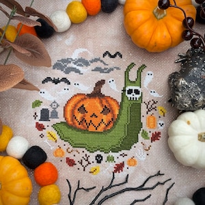 ハロウィンカタツムリのクロスステッチパターン：お化けカボチャのデザイン（PDFパターン）