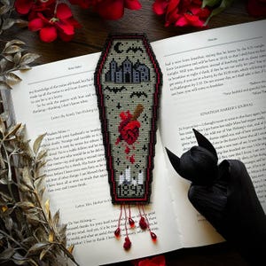 Marcapáginas de Drácula con patrón de punto de cruz a doble cara (descarga digital) imagen 1