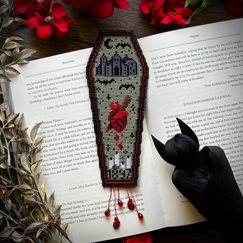 Marcapáginas de Drácula con patrón de punto de cruz a doble cara (descarga digital) imagen 1