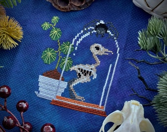 Vogelskelett Glasglocke Kreuzstichmuster: Mini Morbid Curio (PDF-Muster)