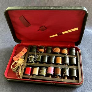 petite boîte de fil à coudre vintage 7 x 4 po x 1,25 po, similicuir noir sur métal, rangement.