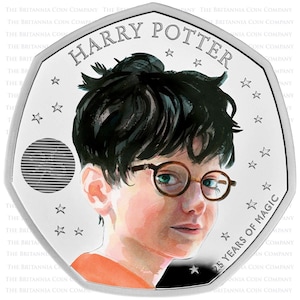 Puede incluir: Una moneda de plata de 50 peniques con un retrato de Harry Potter, el texto "HARRY POTTER" y "25 YEARS OF MAGIC" en la moneda.
