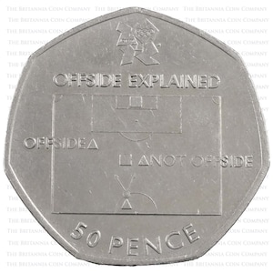 Può includere: Una moneta d'argento da 50 pence con un diagramma del campo da calcio e la scritta "OFFSIDE EXPLAINED". La moneta presenta il logo delle Olimpiadi di Londra 2012 e le parole "OFFSIDE" e "NOT OFFSIDE".