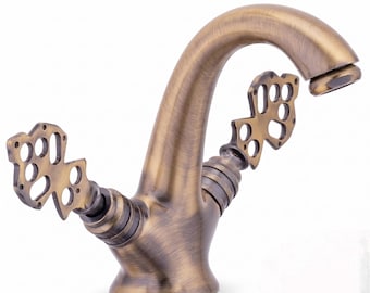 Vintage Style Lavabo Faucet :Antique Brass Bathroom Faucet with Ornate Butterfly Handles