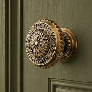 Sierlijke massief messing deurknop, 9,5 cm bloemmotief, antieke afwerking, zware eikenhouten entree, passend bij restauratieprojecten, traditionele decoratie