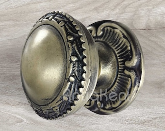Maçaneta de porta estilo antigo, feita à mão em latão fundido.