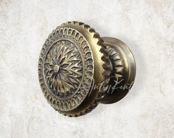 Pomo de puerta victoriano / Tirador de puerta de latón fundido en arena de estilo antiguo / Tirador central con diseño floral