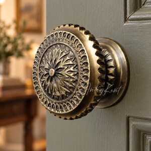 Poignée de porte ornée en laiton massif, 9,5 cm (3,74 po), motif floral soleil, finition antique, entrée en chêne massif, accessoire de restauration d'époque, décor traditionnel