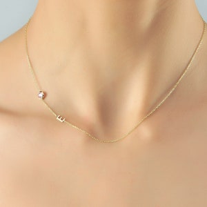 Collar de piedra de nacimiento, collar de aniversario, collar de nombre lateral personalizado, collar inicial chapado en oro personalizado de 14K, regalo de mamá, novia de boda
