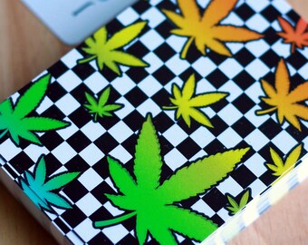 Regalos con temática de cannabis, cartas de póker geniales, cartas de juego para fumadores, juegos de vacaciones, 420 Friendly, regalos de cumpleaños para fumadores, mazos de cartas, Cali Sober