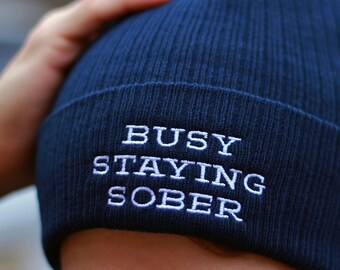 Bonnet brodé Occupé à rester sobre, Cadeaux pour sobriété, Rétablissement d'une dépendance, Alcooliques anonymes, Chapeaux d'hiver, Cadeaux sobres, Anniversaire de sobriété