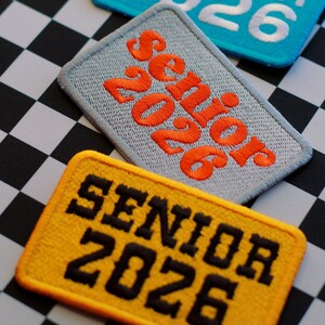 Geborduurde patch senior 2026 – afstudeercadeau voor klas 2026 | Opstrijkbare naaipatch voor jassen, hoeden en rugzakken