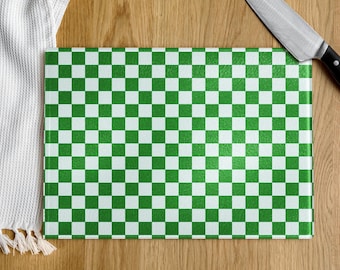 Tabla de cortar verde de damero: decoración de cocina irlandesa, tabla de cortar de vidrio, regalo para la universidad, temática verde, regalos de inauguración de la casa, compromiso