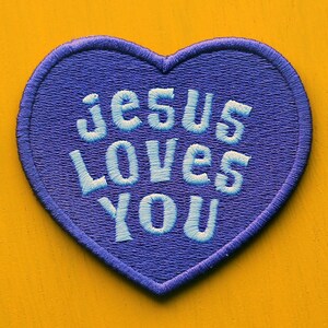 Gesù ti ama - Toppe per cappelli cristiani, toppa per cappelli da camionista, regali con le Scritture, abiti da chiesa, Gesù Cristo, regali con versetti della Bibbia, toppa per