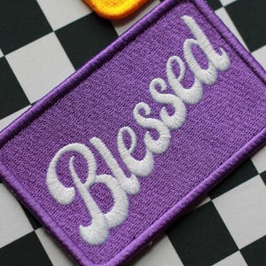 祝福された - 刺繍入りキリスト教パッチ、トラッカーハットパッチ、聖書の贈り物、教会の服装、イエス・キリスト、聖書の一節の贈り物、キリスト教徒向け