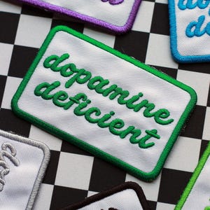 Patch bordado | Deficiência de dopamina em Kelly | patches engraçados para boné de caminhoneiro, TDAH, neurodivergente, bordado termocolante para colete, verde, costura