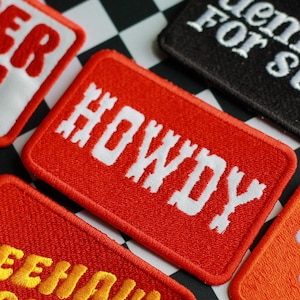 Howdy - Gestickter Aufnäher, Trucker Hat Patch, lustiges Zitat, Aufnäher zum Aufbügeln, Geschenke für, Cowgirl-Outfit, Cowboy Geschenke, Konzert Outfit, Landmädchen
