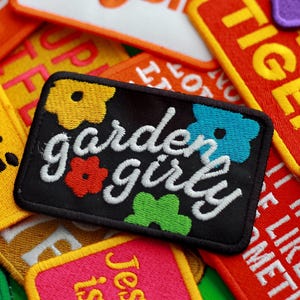 Parche bordado "Garden Girly", parches para gorras de camionero, estética adorable, a base de plantas, regalos para fumetas, regalo de jardinería, fiesta de parches, cumpleaños de mamá