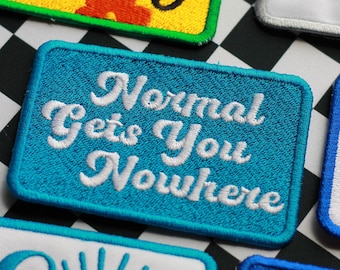 Geborduurde patch Normal Gets You Nowhere - neurodivergent cadeau, patch grappige hoed, geborduurde patches, motiverende quote, grappige patches