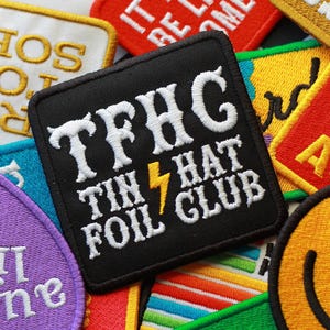 Tinfolie Hat Club V2 - Trucker Hat-patch, rode pil esthetiek, geborduurde patches, complottheorie geschenken, cadeau voor, cop verjaardag, aliens