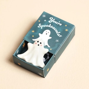 Små tändsticksask keramiska polletter - Du är kuslig - Spökprydnadssak - Halloweenpresent - Festpåsepresent - Liten prydnadssak