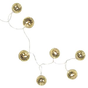 Può includere: Una stringa di luci decorative con piccoli ornamenti a sfera da discoteca dorati. Le sfere da discoteca sono disposte lungo un sottile filo d'argento, creando un'esposizione festosa. Ideale per feste e celebrazioni.