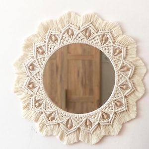 Makramee Spiegel mit Holzperlen - Boho Wandbehang - Handgefertigter runder Spiegel - Eingangsbereich Eleganz - Natürlicher gewebter Wohnakzent - Hauseinweihung