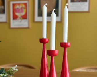 ヴィンテージの手彫り木製キャンドルホルダー：ラトビアの民芸品