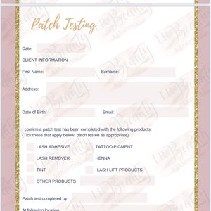 Puede incluir: Un formulario rosa y dorado para pruebas de parche con las palabras "Patch Testing" en la parte superior. El formulario incluye secciones para la información del cliente, la selección de productos y la confirmación de resultados. Diseñado para servicios de belleza y pestañas.