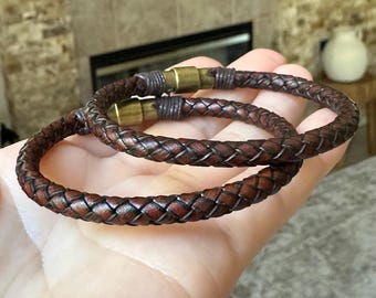 Pulsera trenzada de cuero marrón con cierre magnético de bronce. Regalo para él.