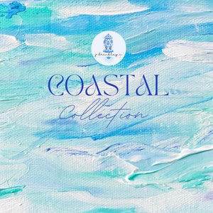 以下が含まれることがあります： 青と白の抽象画で、中央に「COASTAL Collection」というテキストと「phrinleyc」のロゴがあります。絵は質感があり、ビーチの風景を連想させます。