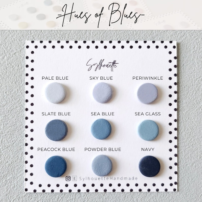 Pode incluir: Um cart&atilde;o branco com o texto "Hues of Blues" e "Sylhouette" impresso nele. O cart&atilde;o exibe nove pequenas amostras redondas de diferentes tons de tinta azul, etiquetadas com seus nomes: Azul claro, Azul c&eacute;u, Periwinkle, Azul ard&oacute;sia, Azul mar, Vidro do mar, Azul pav&atilde;o, Azul p&oacute; e Azul marinho.