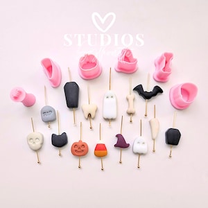 Puede incluir: Una colección de adornos para pasteles y cortadores de galletas con temática de Halloween. Los adornos incluyen una calavera, un gato, una calabaza, caramelos, un sombrero de bruja, un fantasma, un ataúd, un diente y un hueso. Los cortadores tienen forma de zapato y sello.