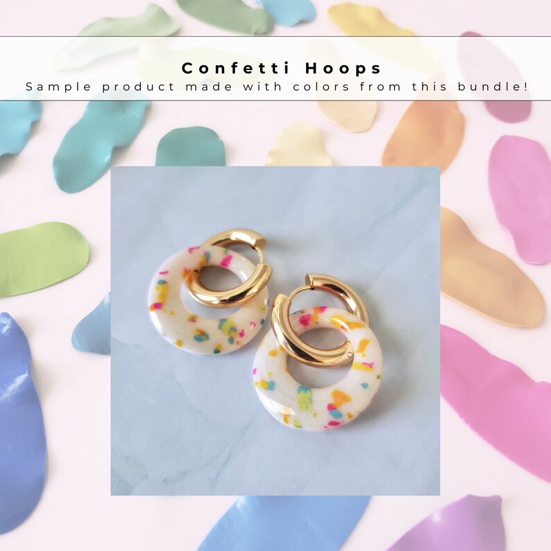 Puede incluir: Un par de pendientes de aro dorados con dise&ntilde;os de confeti blanco. Los pendientes est&aacute;n hechos de oro y tienen un fondo blanco con dise&ntilde;os de confeti de colores.