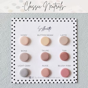 Pode incluir: Um cart&atilde;o branco com o texto "Classic Neutrals" e "Sylhouette" impresso nele. O cart&atilde;o exibe nove pequenas amostras de argila redondas e coloridas, etiquetadas com os nomes: Marfim, Creme de manteiga, Latte, Osso, Taupe, Bronze, Cinza claro, Nude e Rosa blush.