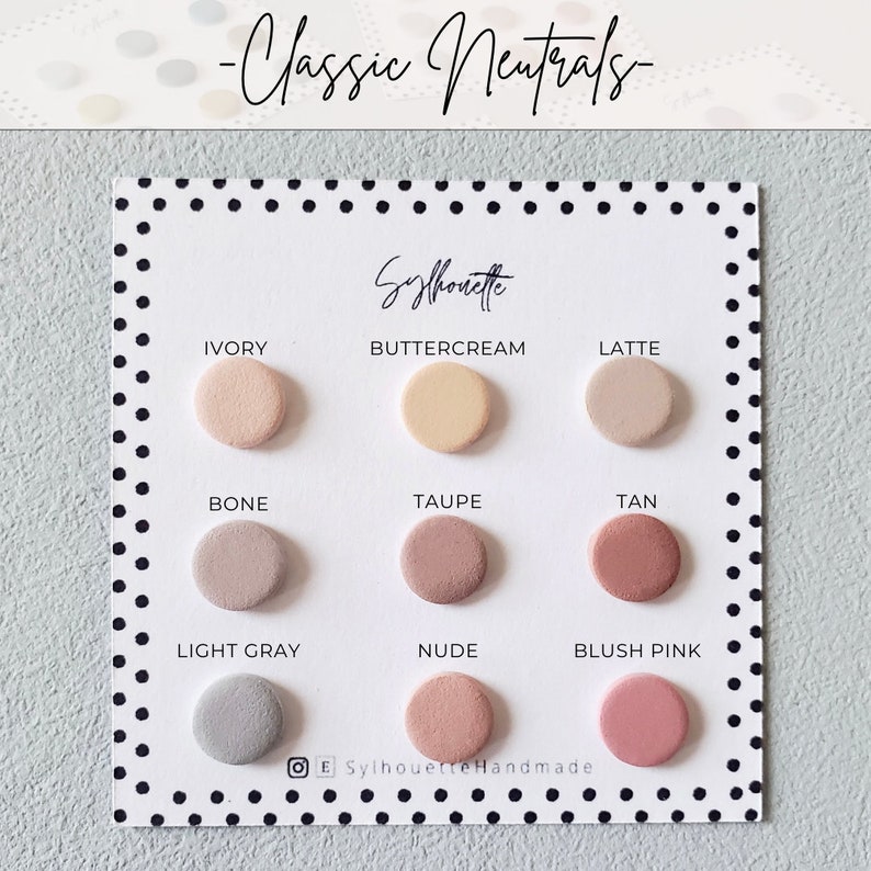 Pode incluir: Um cart&atilde;o branco com o texto "Classic Neutrals" e "Sylhouette" impresso nele. O cart&atilde;o exibe nove pequenas amostras de argila redondas e coloridas, etiquetadas com os nomes: Marfim, Creme de manteiga, Latte, Osso, Taupe, Bronze, Cinza claro, Nude e Rosa blush.