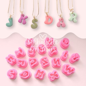Könnte beinhalten: Halsketten mit Buchstabenanhängern in Pastellfarben mit goldenen Ketten. Darunter befinden sich rosa Buchstaben-Ausstecher. Das Bild enthält den Text "Sylhouette Studios".