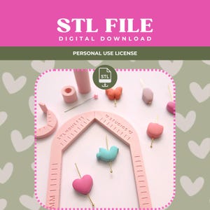 Puede incluir: Una herramienta de medición rosa en forma de arco con el texto SYLMOUETTE STUDIOS y marcas de medición, rodeada de varias cuentas pequeñas de colores con formas de corazones, un pájaro y una mariposa, sobre una superficie rosa claro con un icono STL.